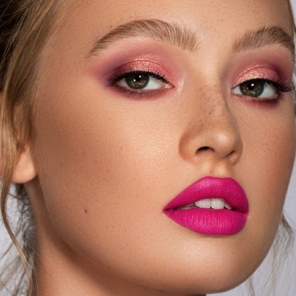 KYLIE BIRTHDAY SIPPING PRETTY PALETTE. - Picture 7 of 10